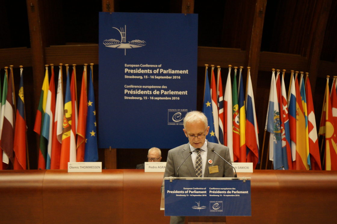 Riigikogu esimees Eiki Nestor kõnet pidamas Euroopa Liidu parlamentide spiikrite konverentsil Strasbourgis, Prantsusmaal